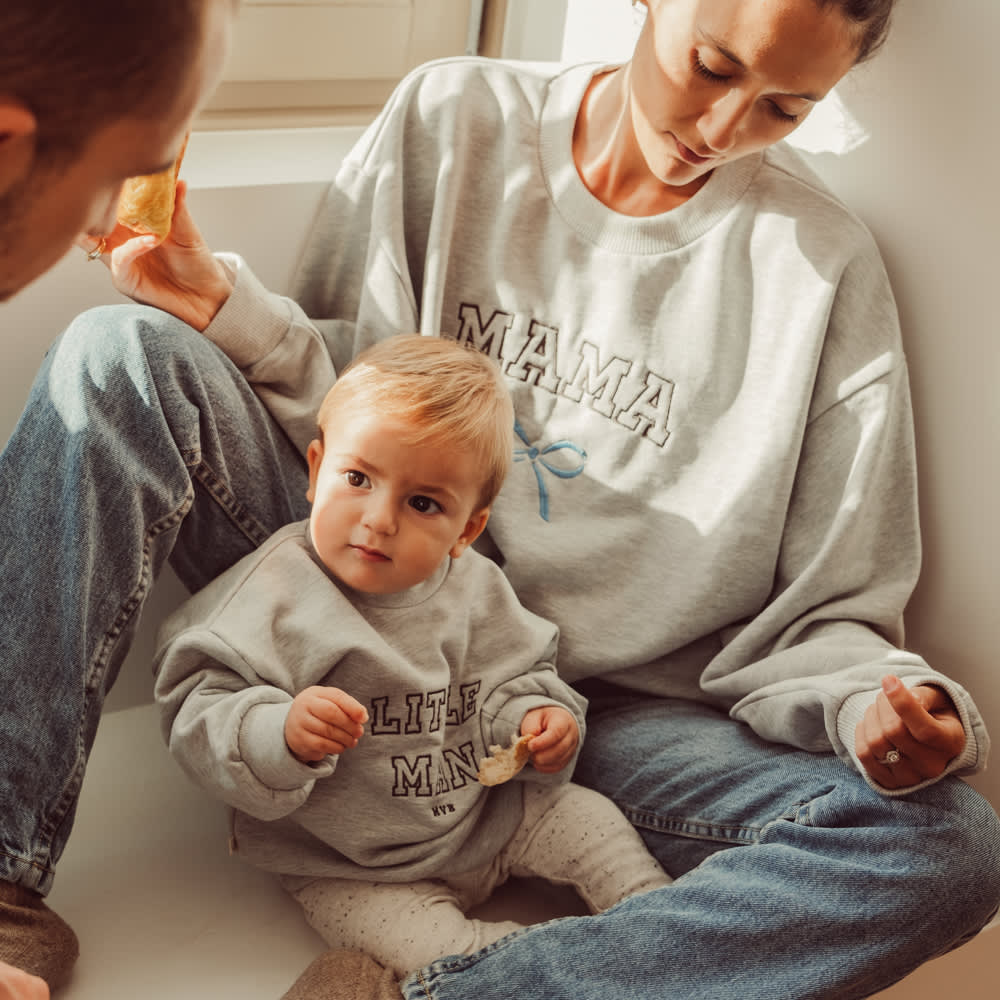 That's Mine Auguste sweatshirt - Mama - 100% cotton Buy Tøj||Overdele||Sweatshirts||Alle||personale||Efterår & vinter 2025||alt minus sløjfe||Sweatsæt||mette-sale||drop 1 aw25 here.
