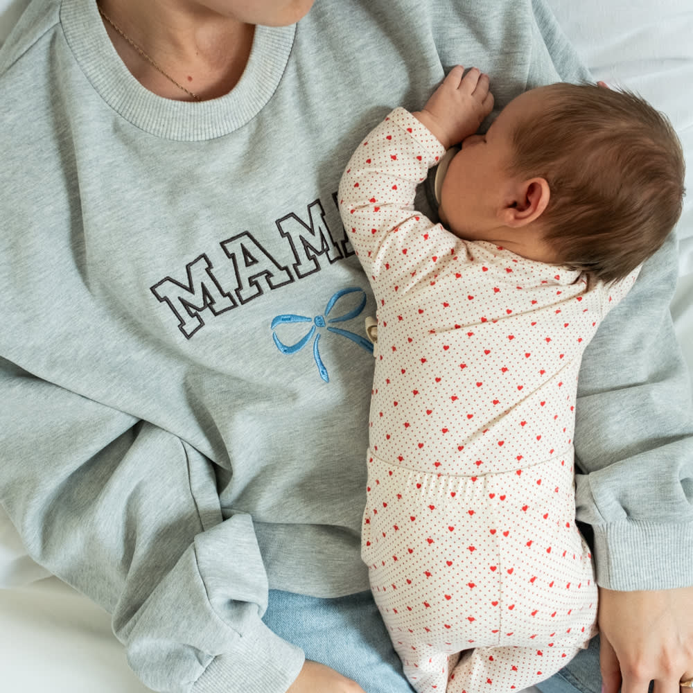 That's Mine Auguste sweatshirt - Mama - 100% cotton Buy Tøj||Overdele||Sweatshirts||Alle||personale||Efterår & vinter 2025||alt minus sløjfe||Sweatsæt||mette-sale||drop 1 aw25 here.