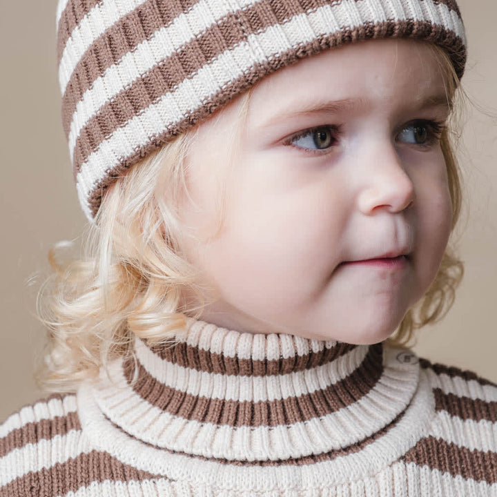 That's Mine Izzy beanie - Brown stripe - 100% Organic cotton Buy Tøj||Overdele||Strik||Alle||personale||Efterår & vinter 2025||alt minus sløjfe||mette-sale||drop 1 aw25 here.