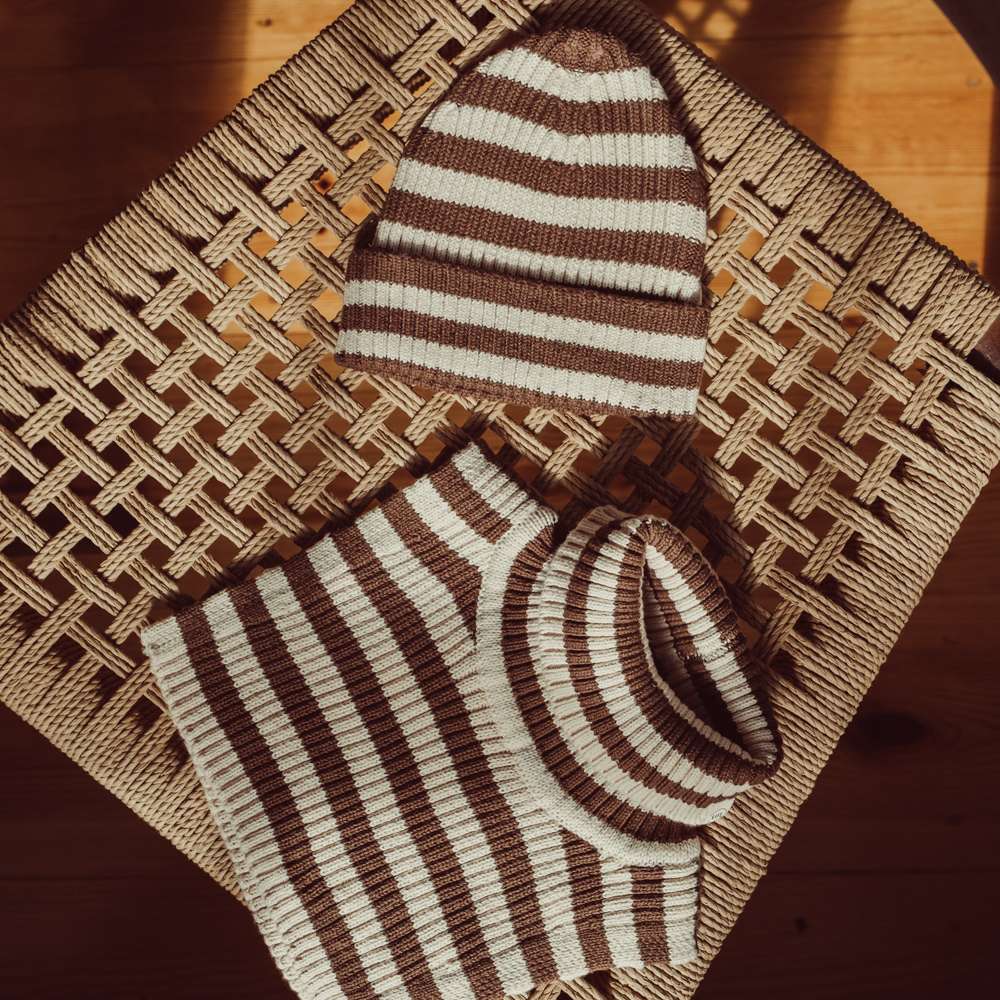 That's Mine Izzy beanie - Brown stripe - 100% Organic cotton Buy Tøj||Overdele||Strik||Alle||personale||Efterår & vinter 2025||alt minus sløjfe||mette-sale||drop 1 aw25 here.