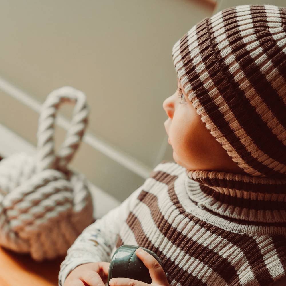 That's Mine Izzy beanie - Brown stripe - 100% Organic cotton Buy Accessories||Nyheder||personale||Efterår & vinter 2025||drop 1 aw25 here.
