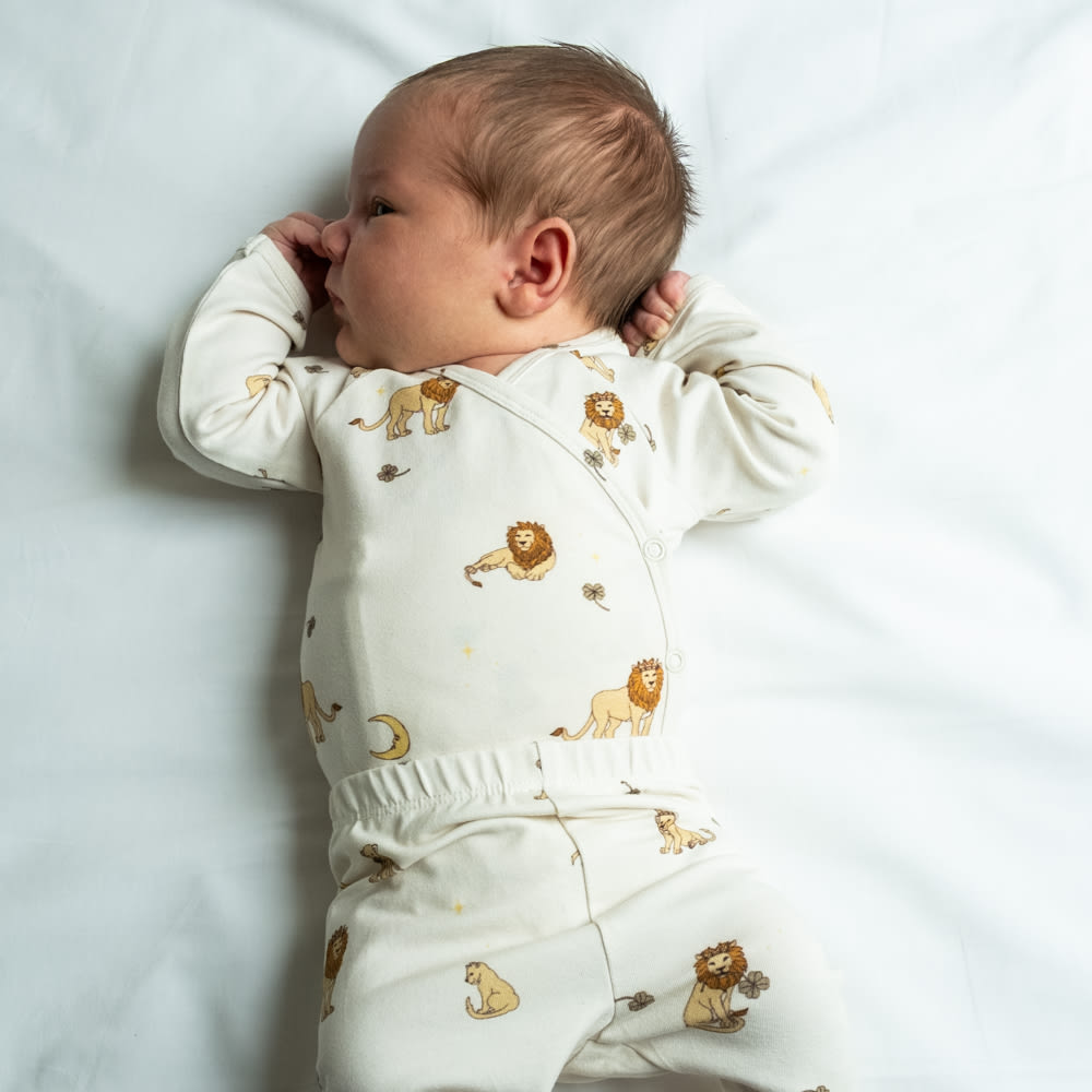 That's Mine Elimar slå-om bodystocking - Lion - 48% Organic cotton / 47% Modal / 5% Elastane Buy Bodystockings||Undertøj||personale||Basics here.