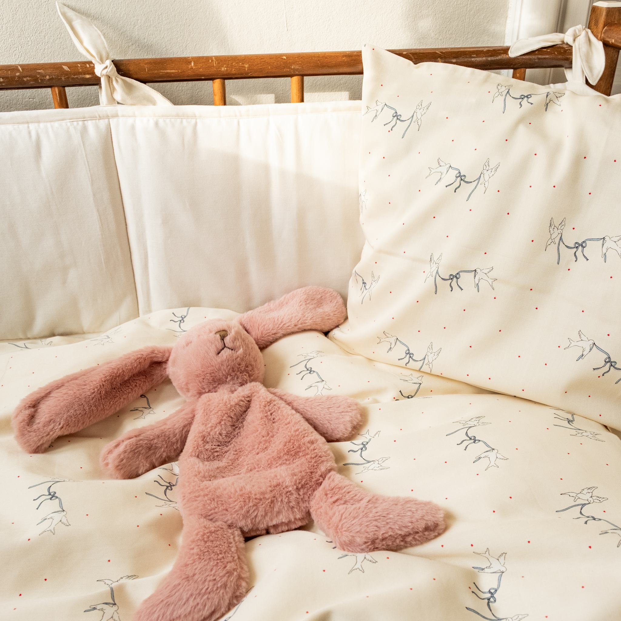 That's Mine London sengerand - Antique white - 60% Polyester (Genanvendt), 40% Bomuld (Økologisk) Buy Sovetid||Sengerande||Favoritter||personale||Baby essentials||NOOS||Antique white||Sengetøj og Soveposer||Bestsellers||cn||All here.