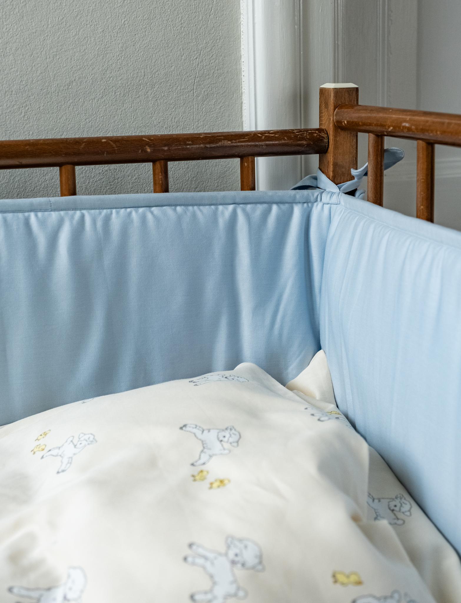 That's Mine London sengerand - Baby blue - 60% Polyester (Genanvendt), 40% Bomuld (Økologisk) Buy Sovetid||Sengerande||personale||Baby essentials||Sengetøj og Soveposer||Bestsellers||AW26||cn||All here.