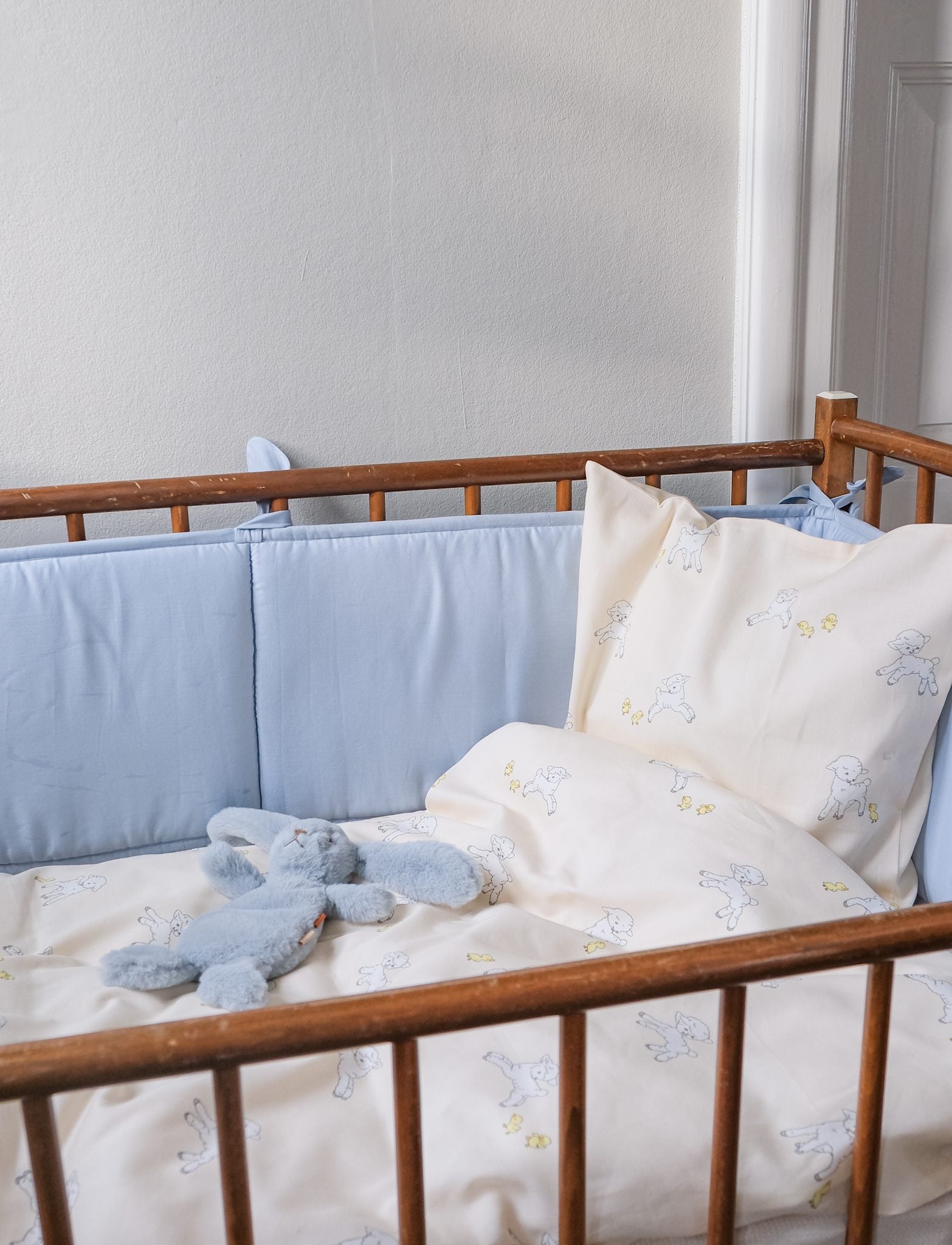 That's Mine London sengerand - Baby blue - 60% Polyester (Genanvendt), 40% Bomuld (Økologisk) Buy Sovetid||Sengerande||personale||Baby essentials||Sengetøj og Soveposer||Bestsellers||AW26||cn||All here.