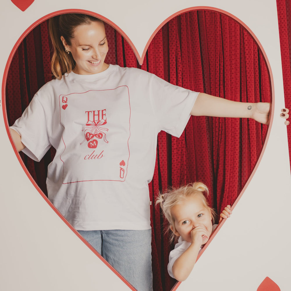 That's Mine Vega t-shirt - Mom club - 100% Organic cotton Buy T-shirts||Overdele||Trøjer og toppe||Nyheder||personale||Forår & sommer 2026 here.