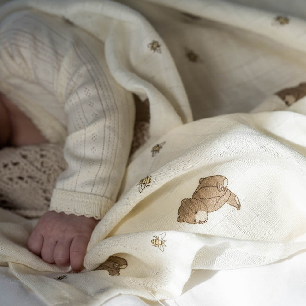 That's Mine Jana svøb - Bees and bears - 100% Organic cotton Buy Amning & pusletid||Pusle||Babysvøb||Alle||Favoritter||personale||Bees and bears||alt minus sløjfe||NOOS||mette-sale here.