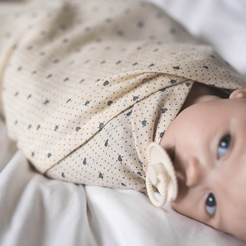 That's Mine Jana svøb - Lots of love sky - 100% Organic cotton Buy Amning & pusletid||Pusle||Babysvøb||Alle||Favoritter||personale||Efterår og vinter 2024||Lots of love||alt minus sløjfe||NOOS||mette-sale here.