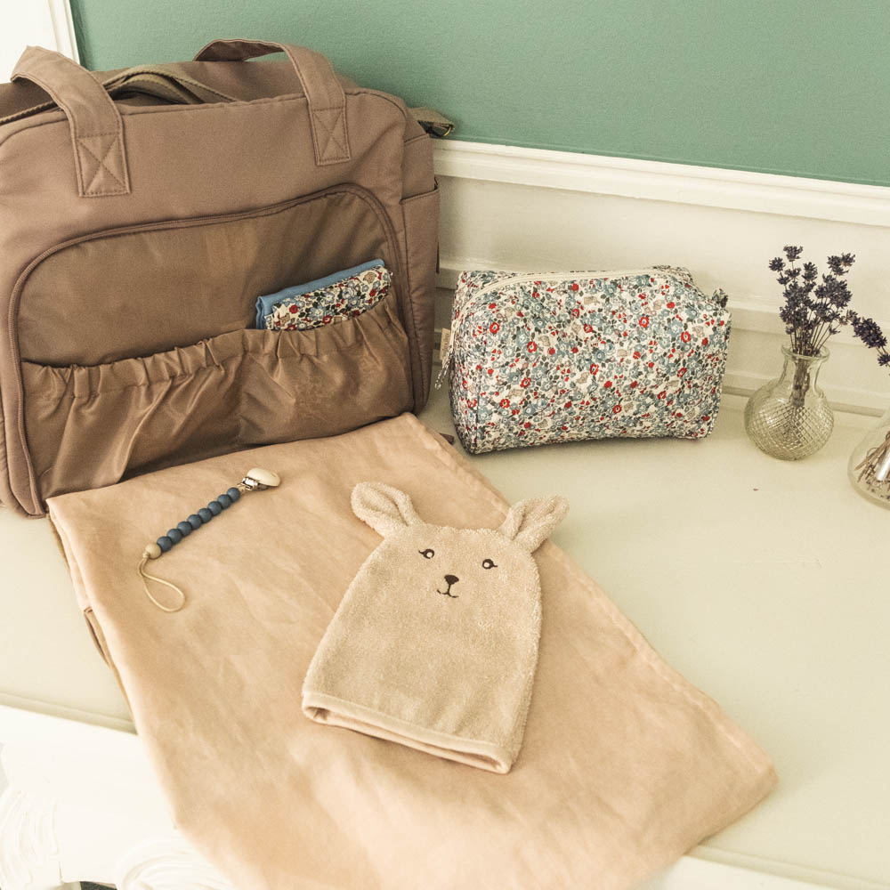 That's Mine Benne pusletaske - Earth brown - Outer: 100% Recycled polyester Lining: 100% Polyester Buy Amning & pusletid||Pusle||Pusletasker||Favoritter||personale||NOOS||Del dine øjeblikke||Rejseklar here.